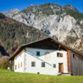 Montafoner Bauernhaus vor Vandanser Steinwand
