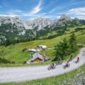 Biker vor den Loseggalmen und dem Gosaukamm