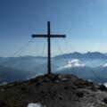 Das Kreuz am Gipfel der Obernberger Tribulaun von hinten